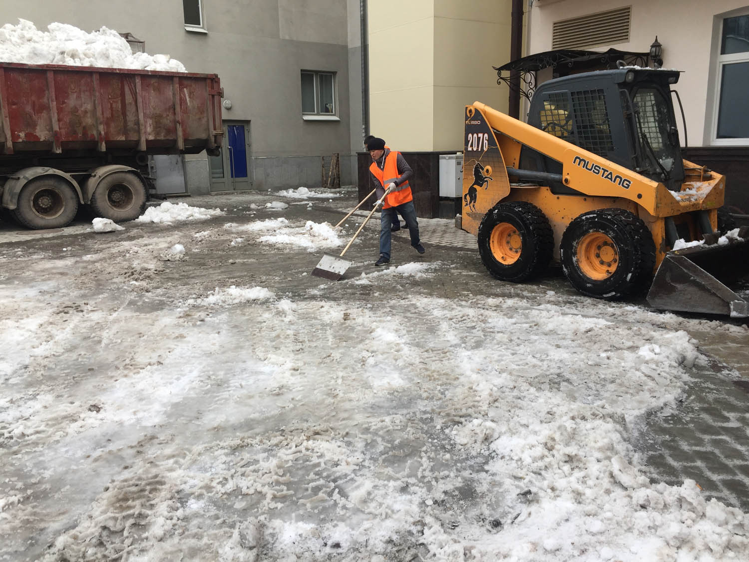 Уборка территории (стрижка газонов, полив, уборка снега, вывоз снега)